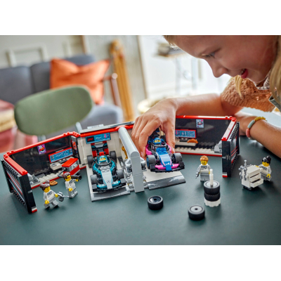 Конструктор LEGO City Гараж F1 та автомобілі Mercedes-AMG і Alpine (60444)
