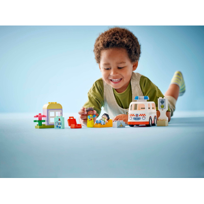 Конструктор LEGO DUPLO Town Швидка допомога та водій (10447)