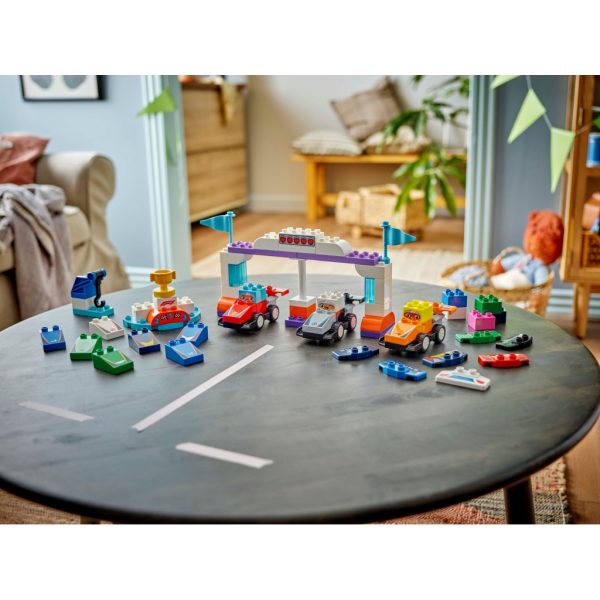 Конструктор LEGO DUPLO Town Автомобілі для перегонів і пілоти команд Формули-1 (10445)