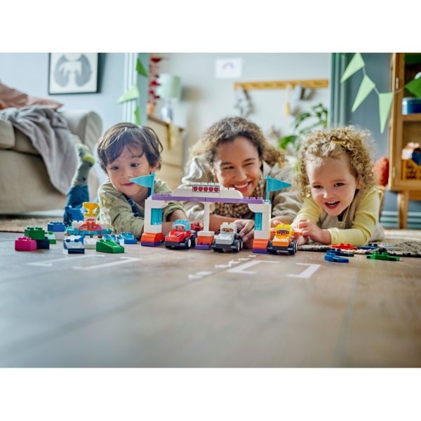 Конструктор LEGO DUPLO Town Автомобілі для перегонів і пілоти команд Формули-1 (10445)