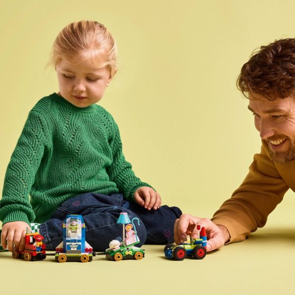 U1058151_10main Конструктор LEGO Disney та Pixar Святкування з Історії іграшок: поїзд та авто для гонок (43264)