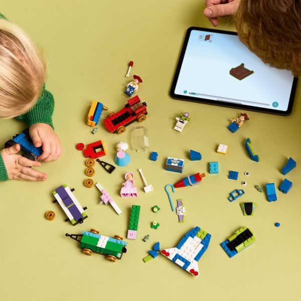 U1058151_8main Конструктор LEGO Disney та Pixar Святкування з Історії іграшок: поїзд та авто для гонок (43264)
