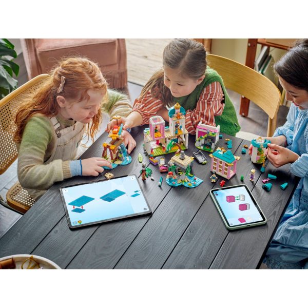 U1058153_10main Конструктор LEGO Disney Замок принцеси та королівські улюбленці (43267)
