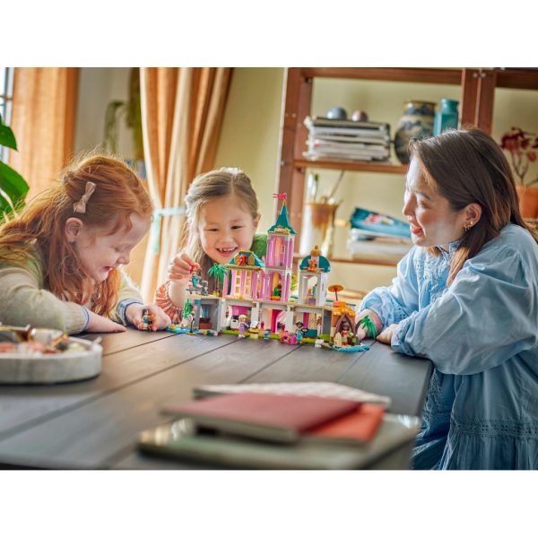 U1058153_11main Конструктор LEGO Disney Замок принцеси та королівські улюбленці (43267)