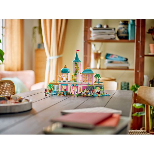 U1058153_12main Конструктор LEGO Disney Замок принцеси та королівські улюбленці (43267)