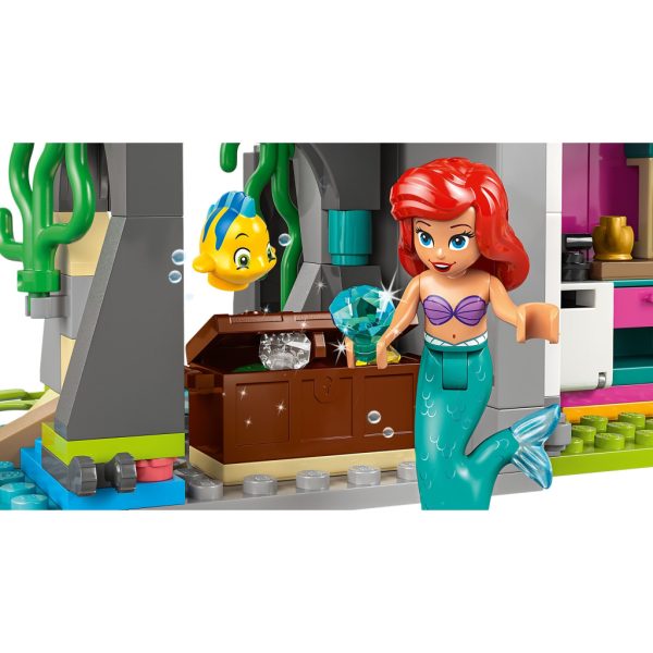 U1058153_7main Конструктор LEGO Disney Замок принцеси та королівські улюбленці (43267)