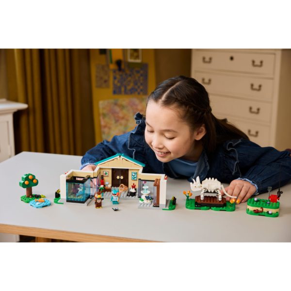 U1084471_12main Конструктор LEGO Animal Crossing Музейна колекція Blathers (77056)