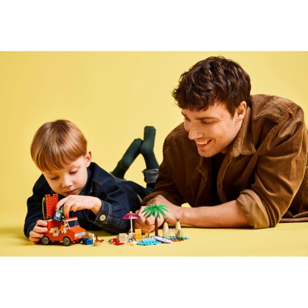 U1084475_10main Конструктор LEGO Bluey Пляж і сімейна поїздка на автомобілі Блуї (11202)